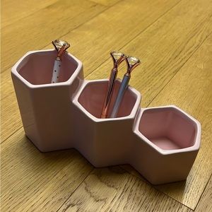 Make up brushes or pen organizer